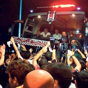 Beşiktaş’a meşaleli karşılama
