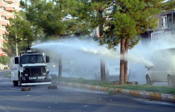 Sur’da 2 kişi vuruldu, 7 polis yaralı