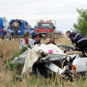 Otomobille Kamyonet Çarpıştı: 1 Ölü, 2 Yaralı