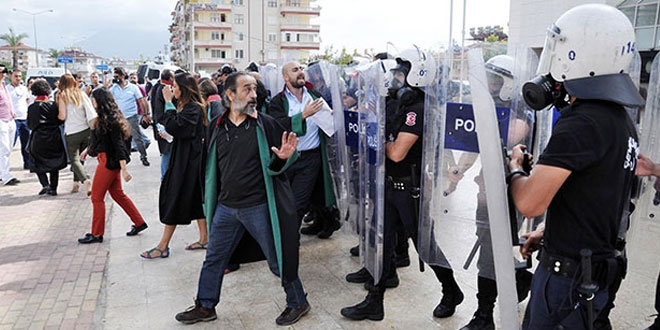 Alanya’da katliamı protesto eden avukatlara saldırı