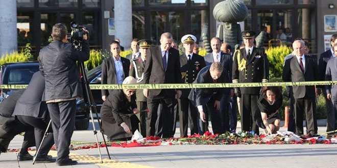 Erdoğan, saldırı yerine karanfil bıraktı