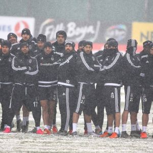 Beşiktaş’ın Antrenmanı Kar Engeline Takıldı