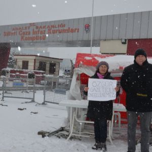 Soğuk Havada Umut Nöbeti