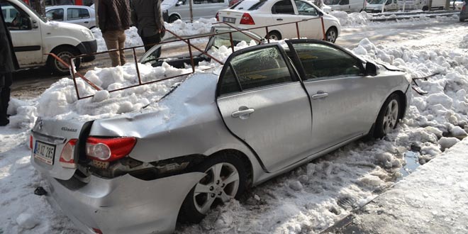 Tatvan’da üzerine kar düşen bir kişi hayatını kaybetti