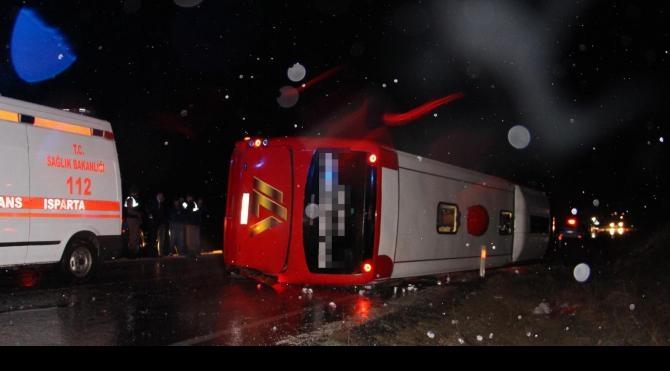 Isparta’da yolcu otobüsü devrildi!.. 18 yaralı!