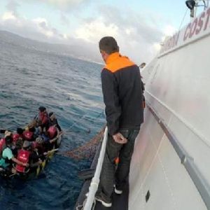 Fırtınalı Havada Denize Açılan Mültecilere Yardım Eli