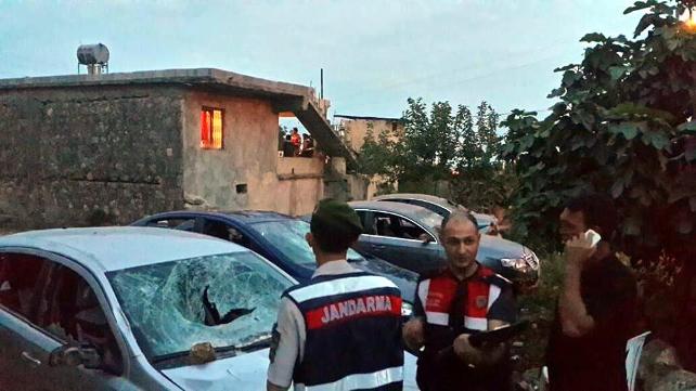 Cono aşireti ile mahalleli arasında büyük kavga: Ev ve araçlar yakıldı