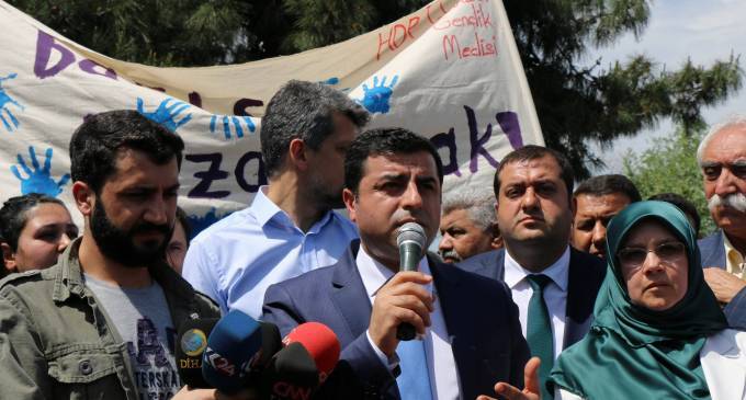 Demirtaş: Senin evladın tabutta, onunki kumar masasında