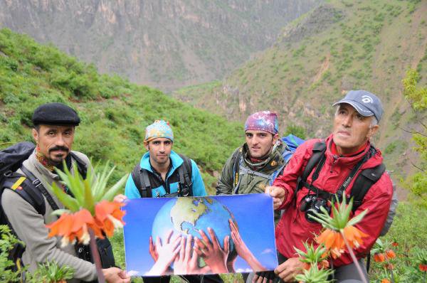 Hakkari’de dağcılar, Ters Laleler arasında kardeşlik mesajı verdi