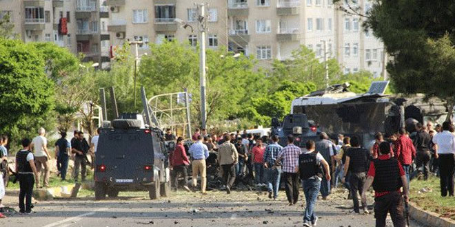 Diyarbakır saldırısında yaralanan polis hayatını kaybetti