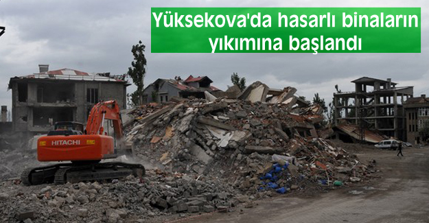 Yüksekova’da hasarlı binaların yıkımına başlandı