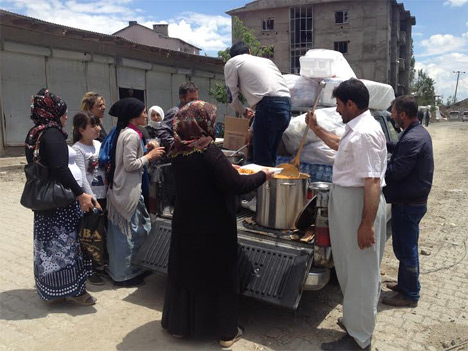 Yüksekova’da vatandaşlara sıcak yemek hizmeti