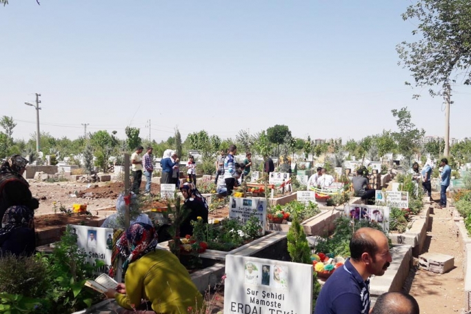 Diyarbakırlılar: Bayramı mezarlıkta geçirmeyelim artık