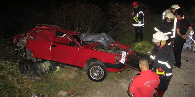 Kocaeli’de otomobil tıra çarptı: 4 ölü, 1 yaralı