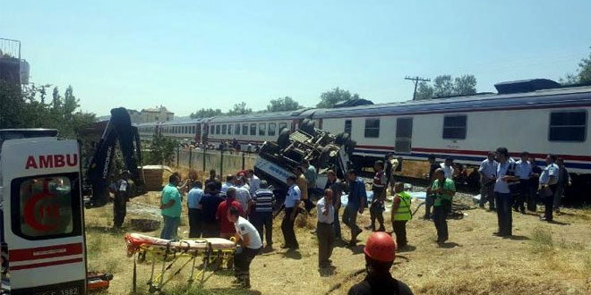 Manisa’da tarım işçilerini taşıyan minibüse tren çarptı