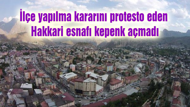 İlçe yapılma kararını protesto eden Hakkari esnafı kepenk açmadı