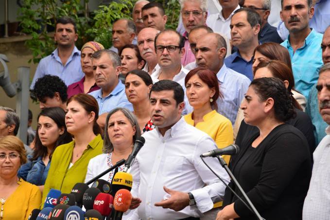 Demirtaş: Kayyum atanacak belediyelerde erken seçim yapılsın