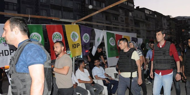 ‘Darbeye hayır, demokrasi hemen’ nöbetine polis baskını