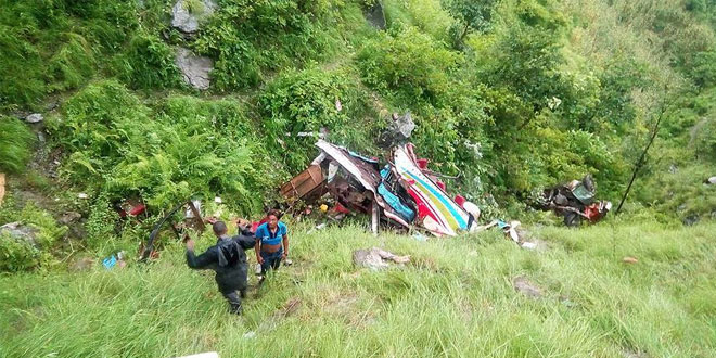 Nepal’de otobüs devrildi: 33 ölü