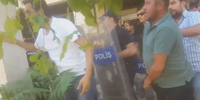 Polis eşliğinde belediye yönetimine el konuldu: ‘Çıkın işte, gidin!’