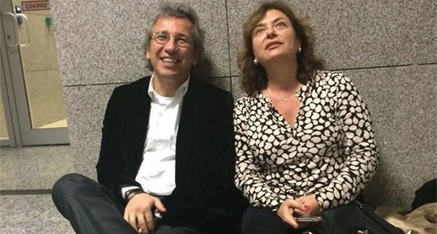 Can Dündar’ın eşi Dilek Dündar’in pasaportuna el konuldu