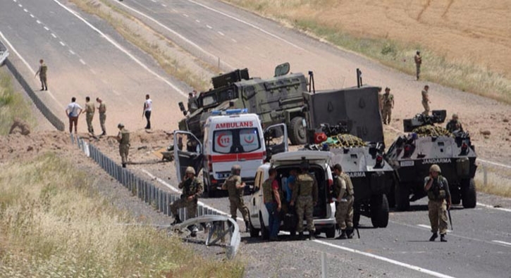 Van’ın Çatak ilçesinde askeri araca bombalı saldırı