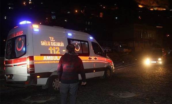 Derik’te zırhlı polis aracına bombalı saldırı: 3 yaralı