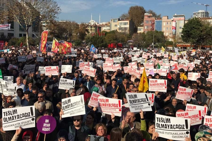 İstanbul’da ‘Teslim Olmayacağız’ mitingi