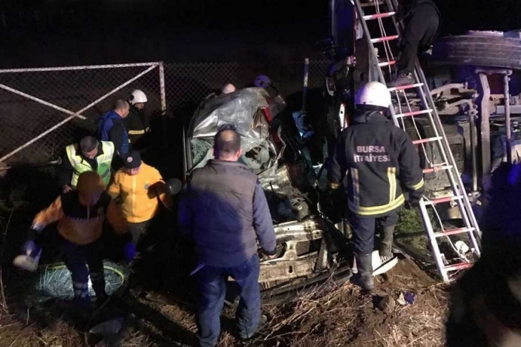 Kargo kamyonu inşaat işçilerinin aracına çarptı: 4 ölü