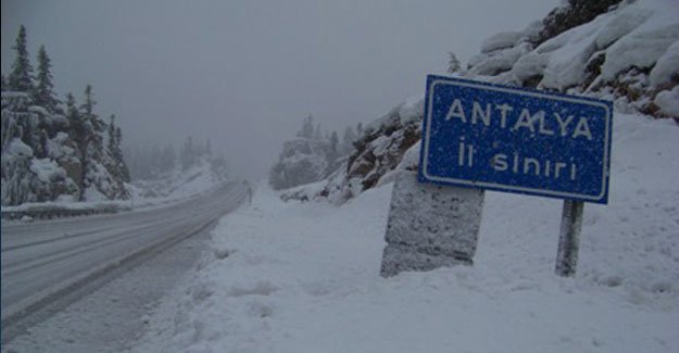 Antalya’ya 23 yıl sonra kar yağdı 