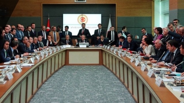 Anayasa değişikliği teklifi komisyonda kabul edildi