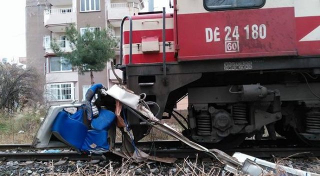 Tren, öğrenci servisine çarptı: 6 yaralı