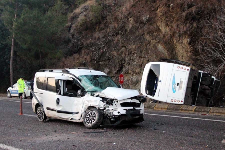 Antalya’da otel servisi kaza yaptı: 16 yaralı