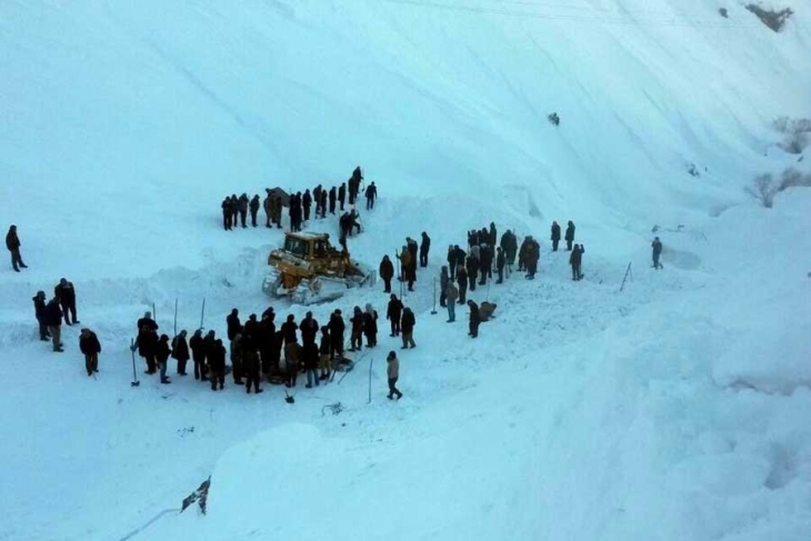 Bahçesaray’da kepçe operatörünün üstüne çığ düştü