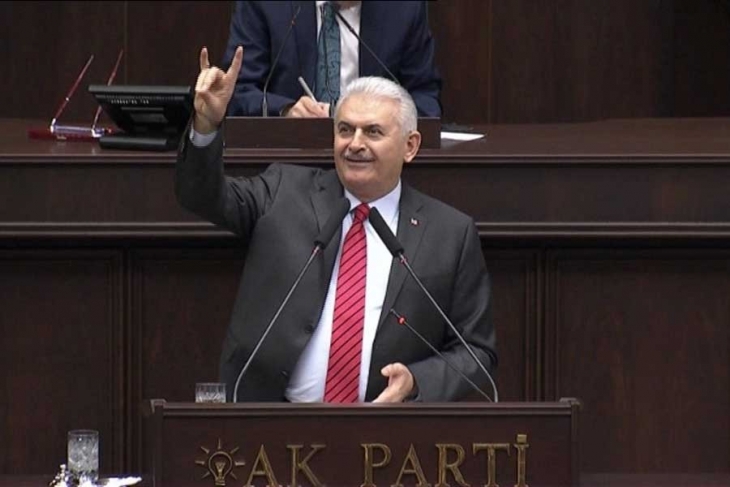 Binali Yıldırım’dan grup toplantısında bozkurt işareti