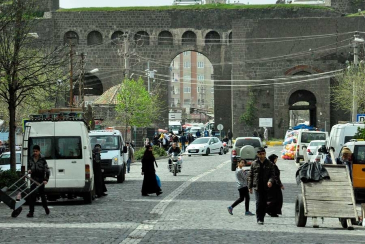 Sur’da 6 mahalledeki 45 sandık, başka yere taşındı