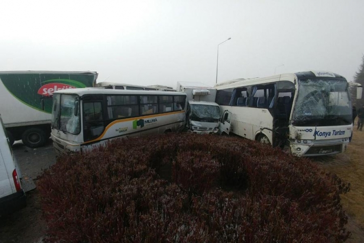 Konya’da çoğu işçi servisi 40 araçlık zincirleme kaza 