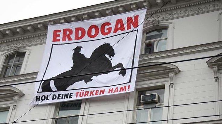 Türk Büyükelçiliğine ‘Erdoğan Türkleri al götür’ pankartı asıldı!