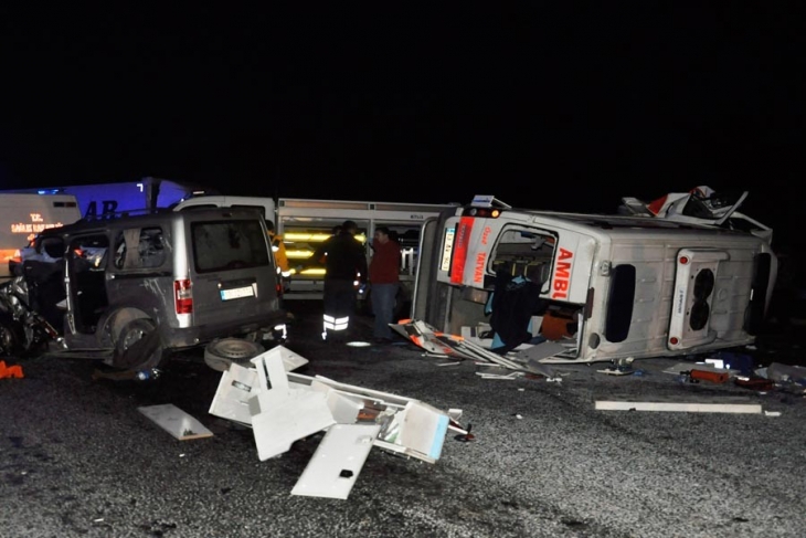 Tatvan’da ambulans ticari araçla çarpıştı: 1’i hemşire 4 ölü