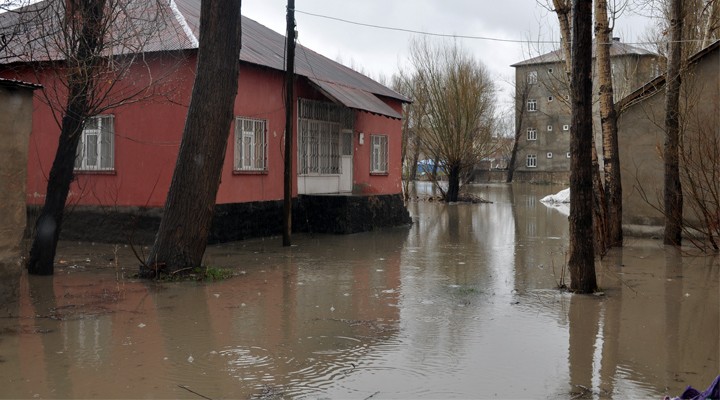 Yüksekova’da sağanak yağış tatili