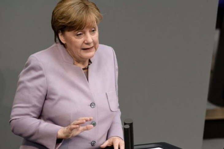 Merkel: Türkiye gözlemcilerin sorularını yanıtlamalı    