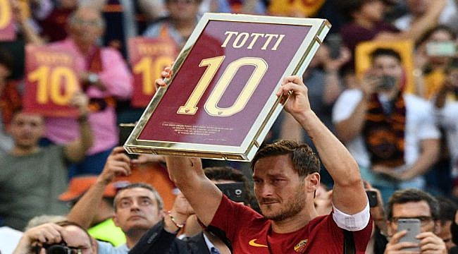 Roma’nın ‘Ebedi kaptanı’ Totti, futbola veda etti