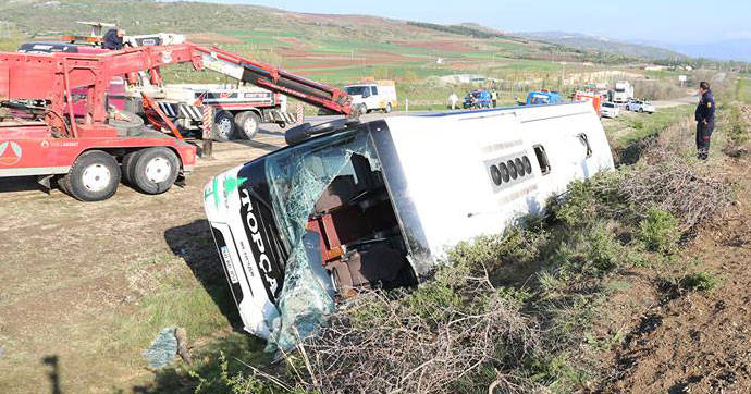 Yolcu otobüsü devrildi: 1 ölü, 4’ü ağır 38 yaralı var