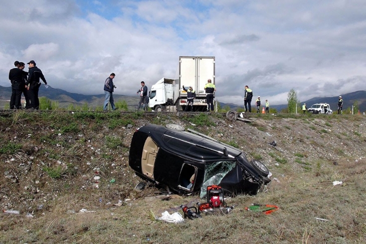 TIR ile otomobil çarpıştı: 2 ölü 3 yaralı