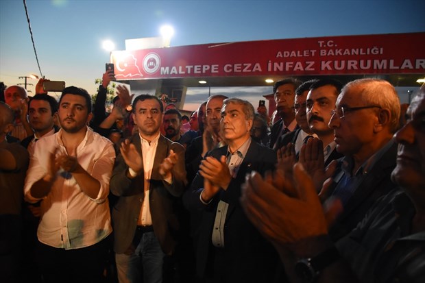 CHP’liler Maltepe Cezaevi önünde nöbete başladı