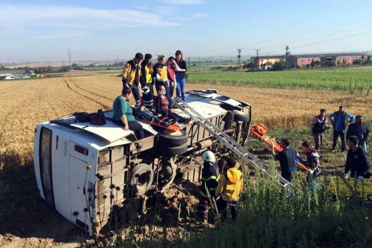 Tekirdağ’da işçi servisi devrildi: 18 yaralı