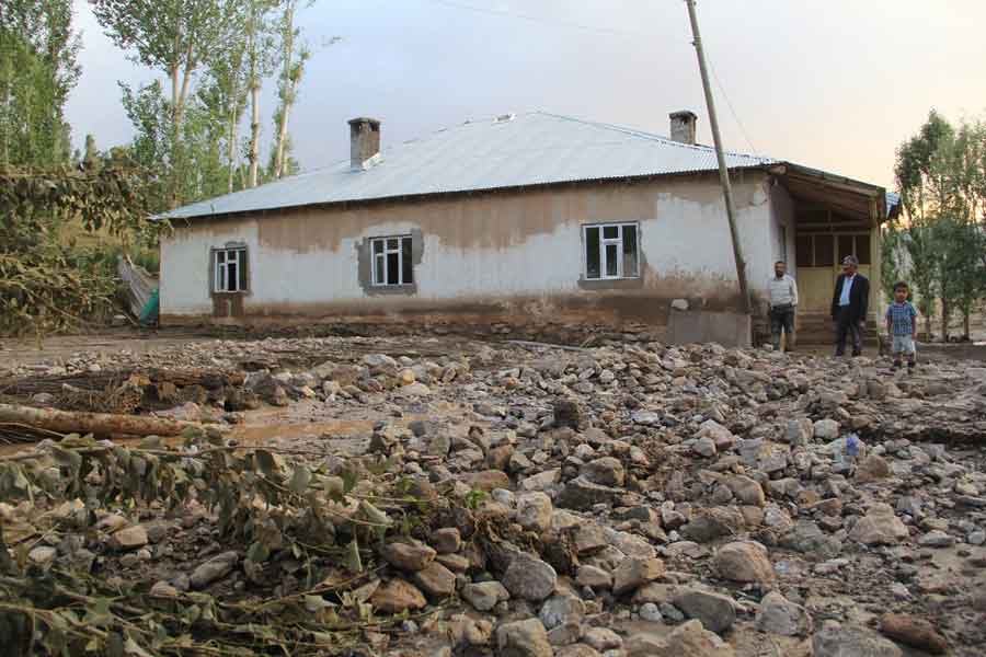 Başkale’de sel maddi hasara neden oldu 