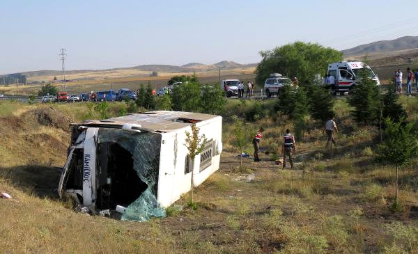 Yolcu otobüsü kaza yaptı: 4 ölü, 18 yaralı