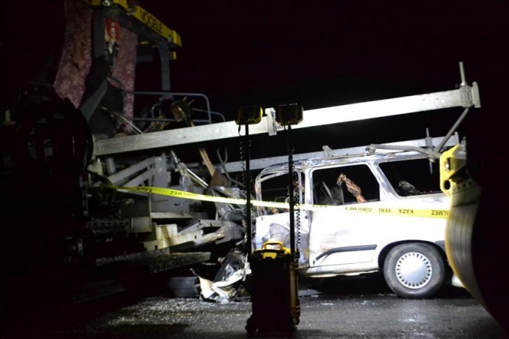 Manisa’da trafiğe kapalı yolda kaza: 3 kişi yanarak öldü