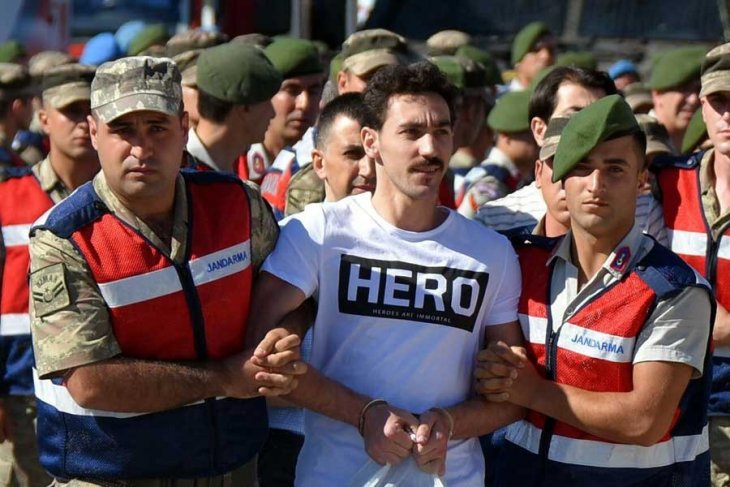 ‘Hero’ tişörtü nedeniyle 5 görevli açığa alındı